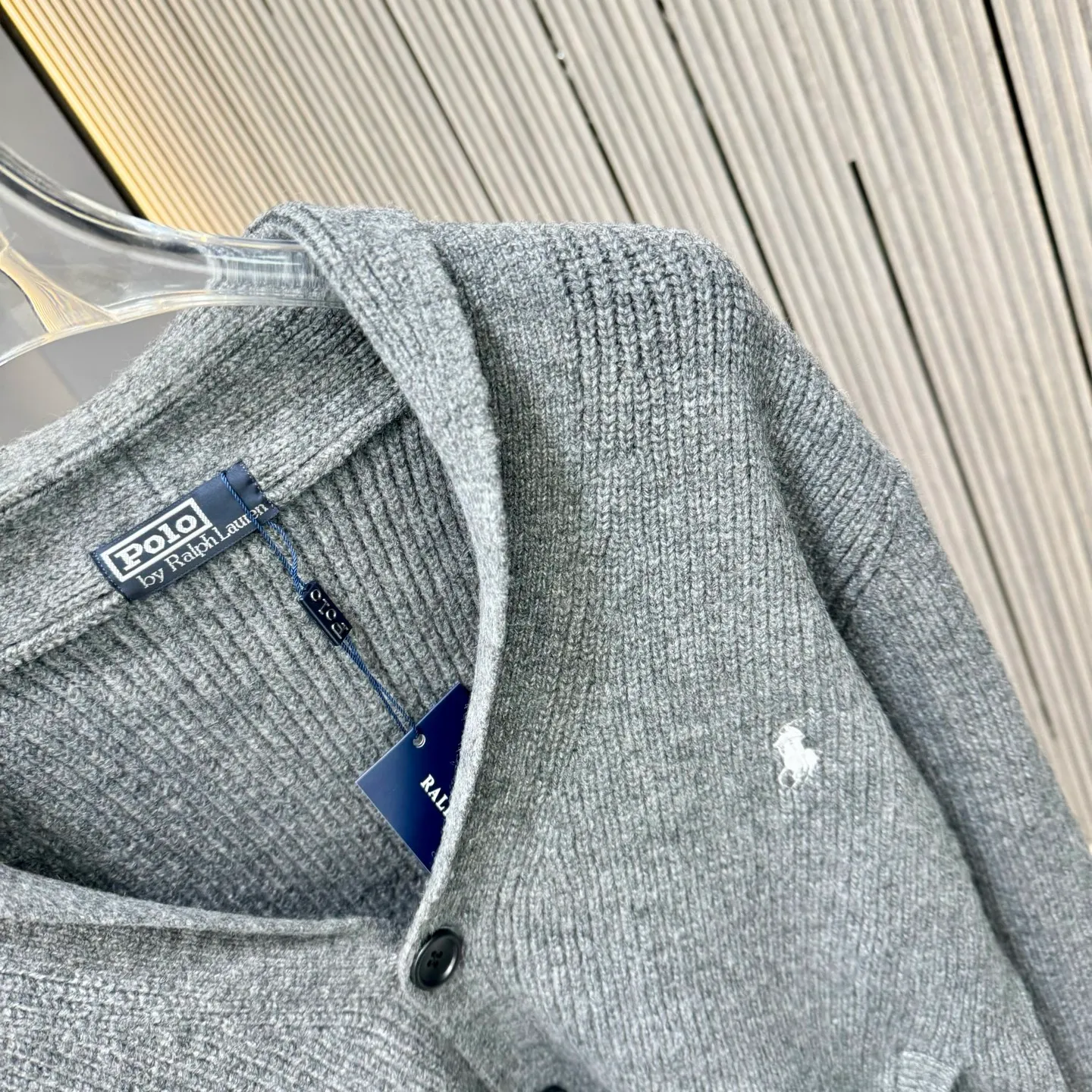 🅿️280 LF Ralph Lauren 25FW Taoist robe sweater is made of top-grade cashmere yarn. The new autumn and winter Oblique jacquard knitted cashmere sweater has a double-sided wearable design and is made of high-quality cashmere material. After fine weaving process, it presents a soft and comfortable touch and excellent thermal insulation performance. The iconic Oblique jacquard pattern is perfectly presented through precision knitting technology. It can be worn on both sides, showing different style charms. The round neck design is simple and elegant, suitable for various matching occasions. Exquisite knitting technology ensures that the clothes are not easily deformed and remain crisp and long-lasting. The double-sided design concept reflects LV's perfect balance of practicality and fashion. Each sweater undergoes strict quality inspection to ensure that the quality meets the brand's consistently high standards. This knitted item combines warmth and style, making it an exquisite addition to your autumn and winter wardrobe. Size:S/M/L/XL